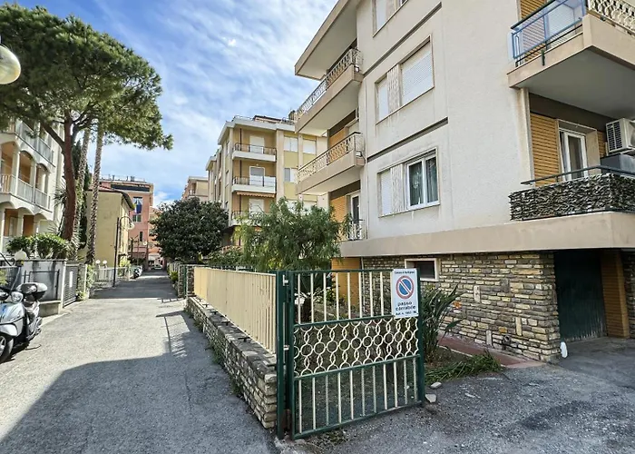 Casa Febo, In Centro Con Parcheggio Privato A 200 Mt Dal Mare 4* Bordighera
