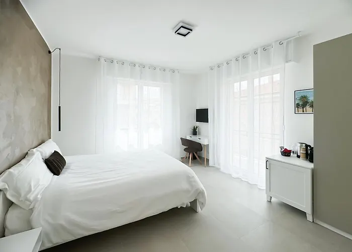 Casa Febo, In Centro Con Parcheggio Privato A 200 Mt Dal Mare 4* Bordighera