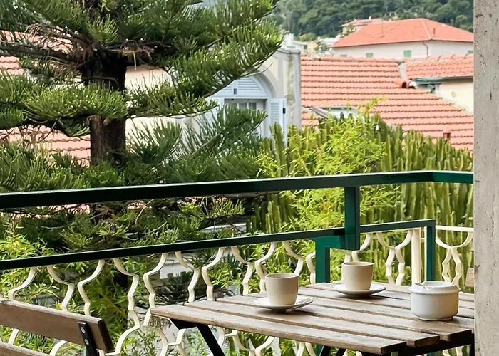 Casa Febo, In Centro Con Parcheggio Privato A 200 Mt Dal Mare Bordighera