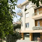 Konukevi Casa Febo, In Centro Con Parcheggio Privato A 200 Mt Dal Mare 4*