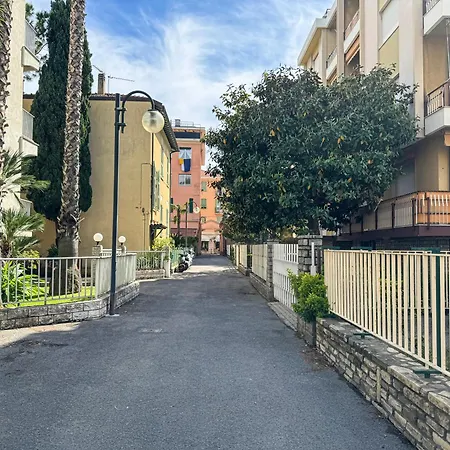 Casa Febo, In Centro Con Parcheggio Privato A 200 Mt Dal Mare Guest house Bordighera