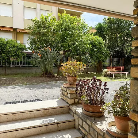Casa Febo, In Centro Con Parcheggio Privato A 200 Mt Dal Mare Pensión Bordighera
