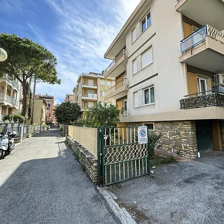Casa Febo, In Centro Con Parcheggio Privato A 200 Mt Dal Mare * Bordighera