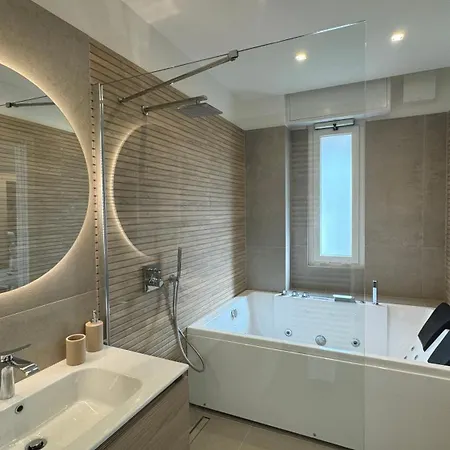 Casa Febo, In Centro Con Parcheggio Privato A 200 Mt Dal Mare * Bordighera